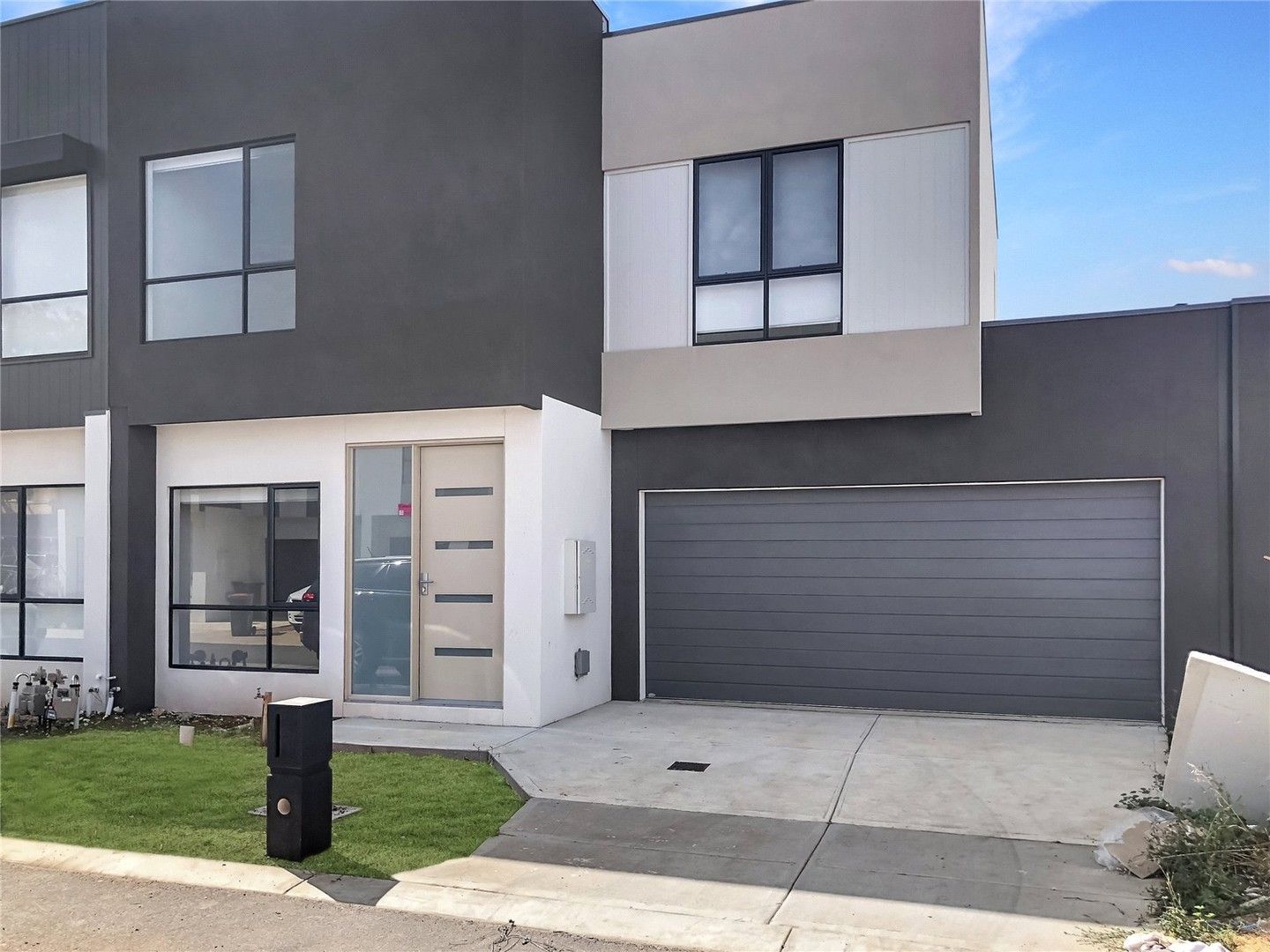 3 bedrooms Townhouse in 28 Steadfield Circuit MELTON SOUTH VIC, 3338