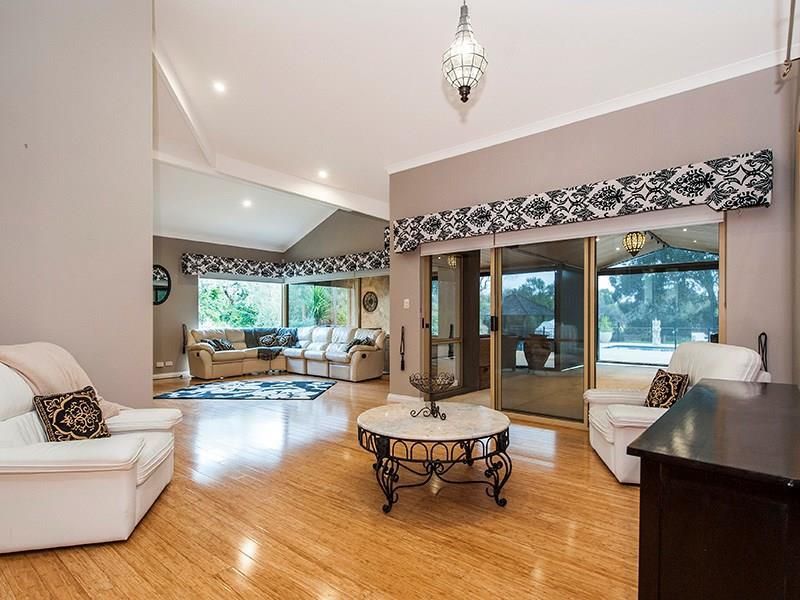 189 Hermitage Drive, The Vines WA 6069, Image 2