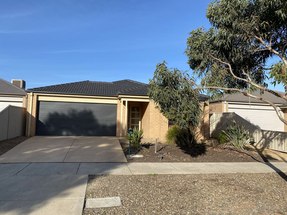 4 bedrooms House in 9 Teatree Place KIALLA VIC, 3631