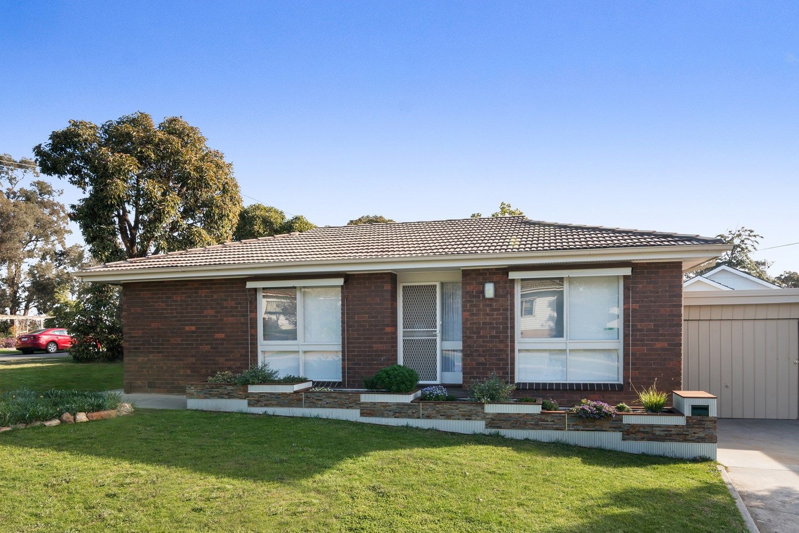 2 bedrooms Apartment / Unit / Flat in 2/13 Dale Street KENNINGTON VIC, 3550