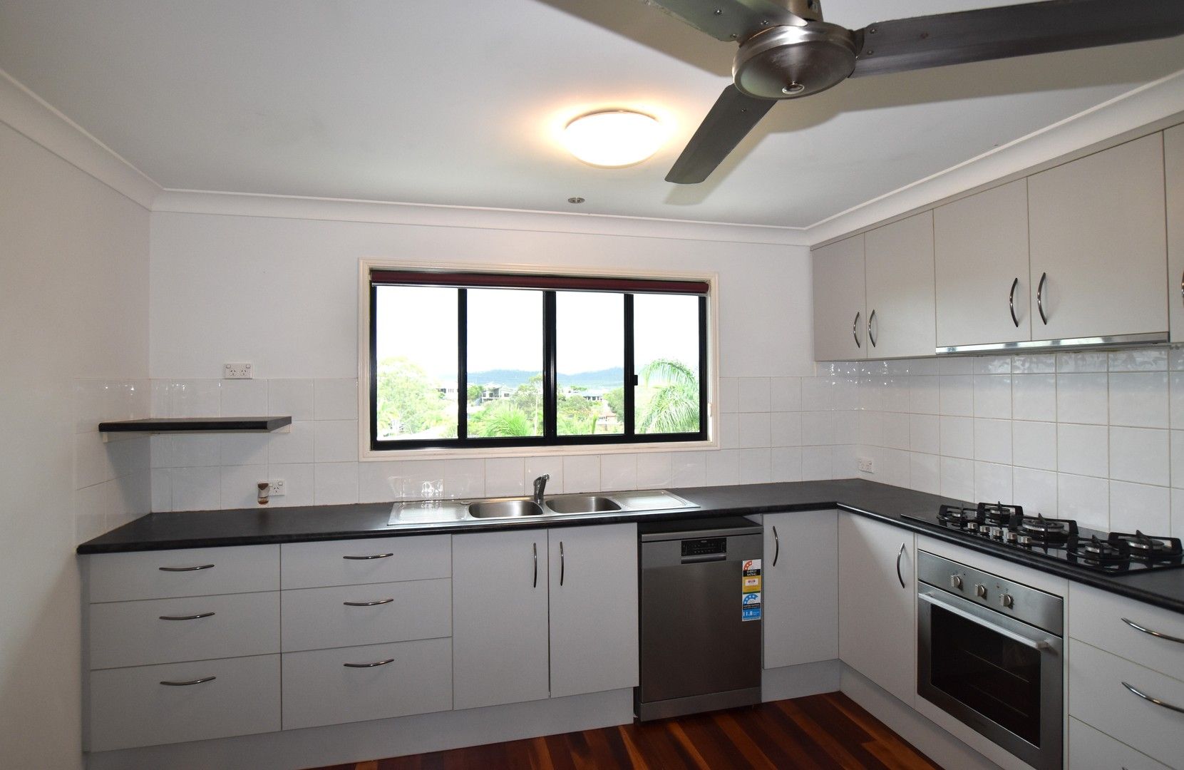 4 bedrooms House in 11 Cania Way CLINTON QLD, 4680