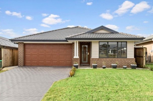 4 bedrooms House in 28 Golden Whistler Avenue ABERGLASSLYN NSW, 2320