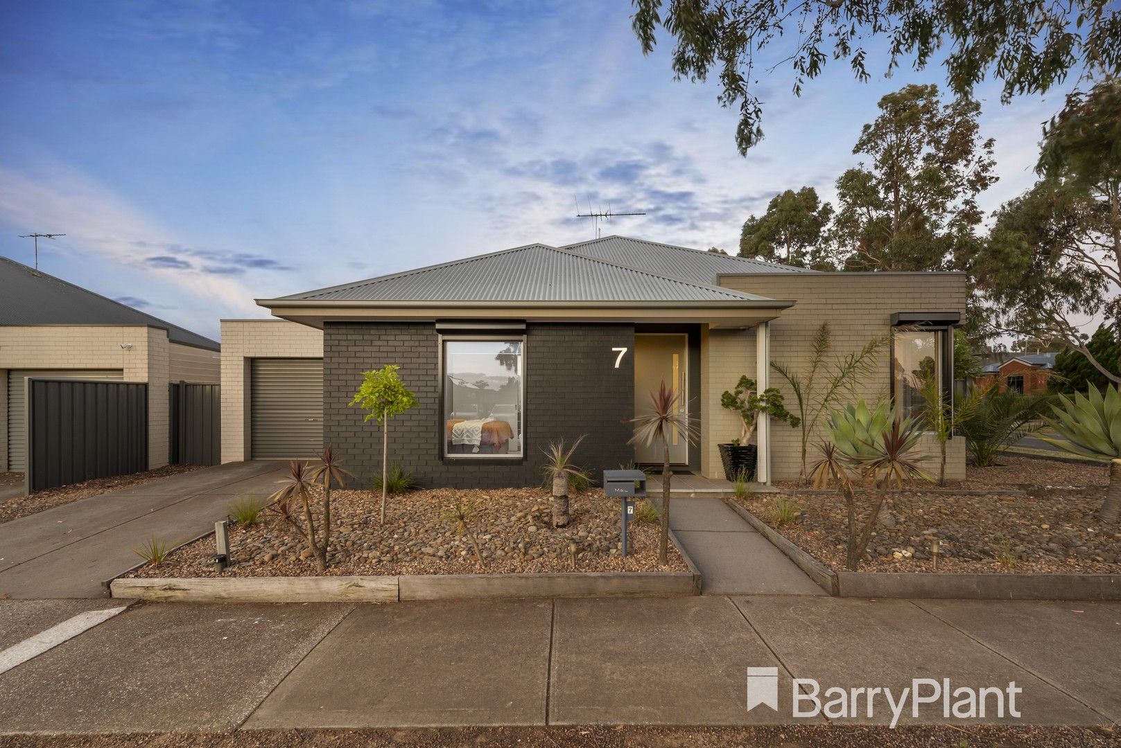 7 Buvelot Crescent, Caroline Springs VIC 3023, Image 0