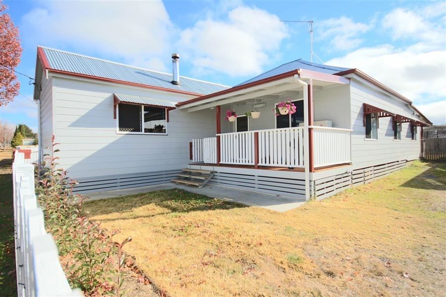 38 Margaret Street, Tenterfield NSW 2372, Image 0