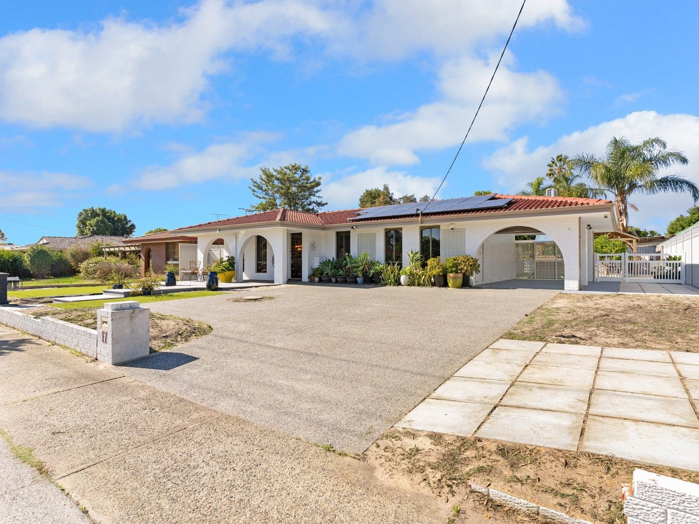 6 bedrooms House in 17 Duff Road RIVERTON WA, 6148