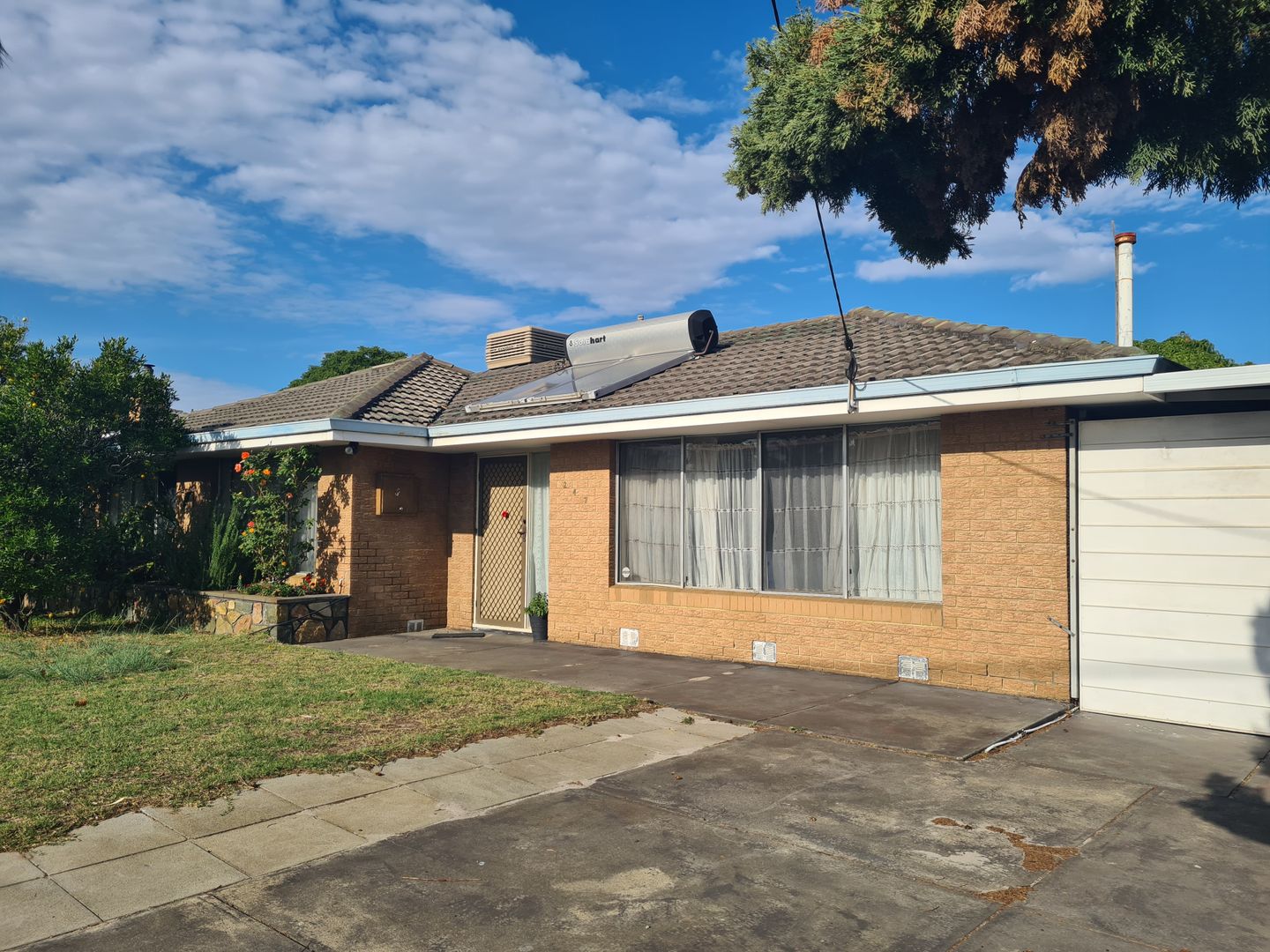 3 bedrooms House in 247 Spencer Road THORNLIE WA, 6108