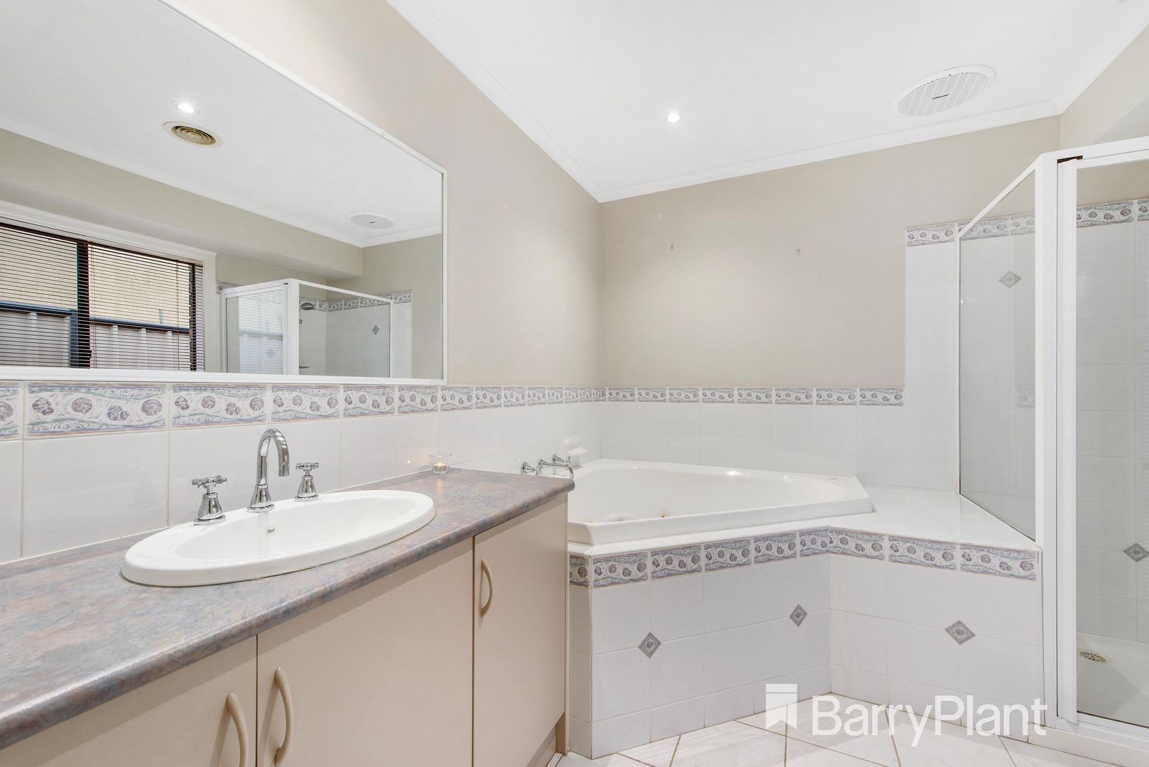 18 Golden Ash Grove, Hoppers Crossing VIC 3029, Image 2