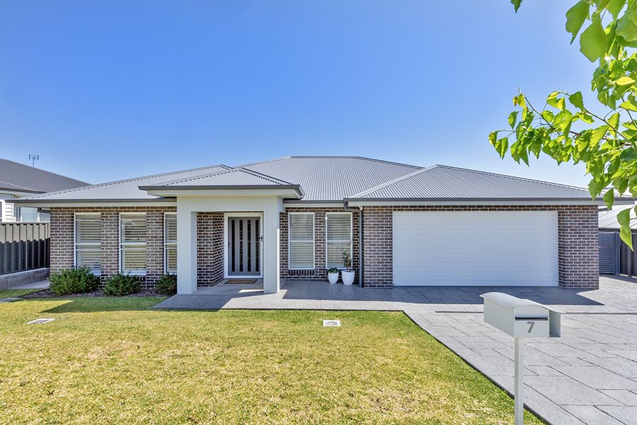 4 bedrooms House in 7 Traminer Drive TAMWORTH NSW, 2340