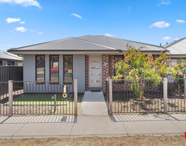 7 Friswell Avenue, Flora Hill VIC 3550