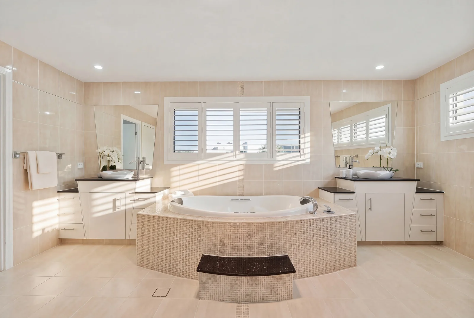 Additional image 24 of 74 Sir Bruce Small Boulevard, Benowa Waters QLD 4217