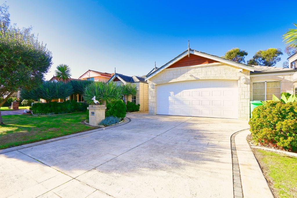 4 bedrooms House in 21 Gleneagles Way PELICAN POINT WA, 6230