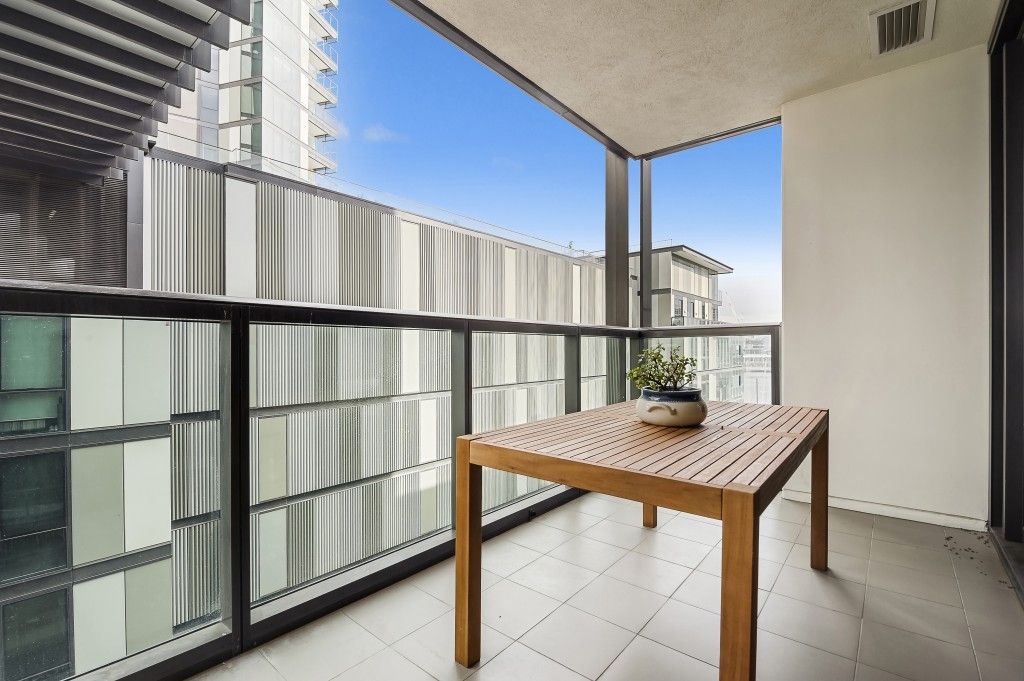6A/8 Waterside Place, Docklands VIC 3008, Image 2