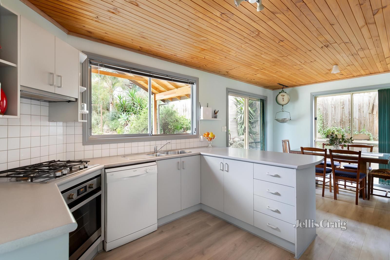 7 Hurst Road, Hurstbridge VIC 3099, Image 2