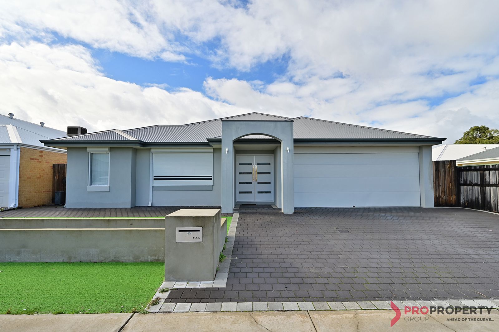 5 bedrooms House in 19 Badham Way ELLENBROOK WA, 6069