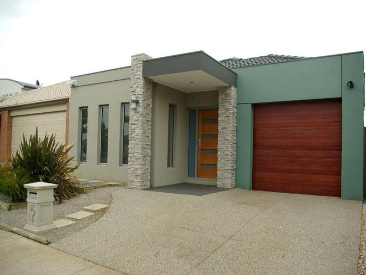 3 bedrooms House in 6 Liriope Green CAROLINE SPRINGS VIC, 3023