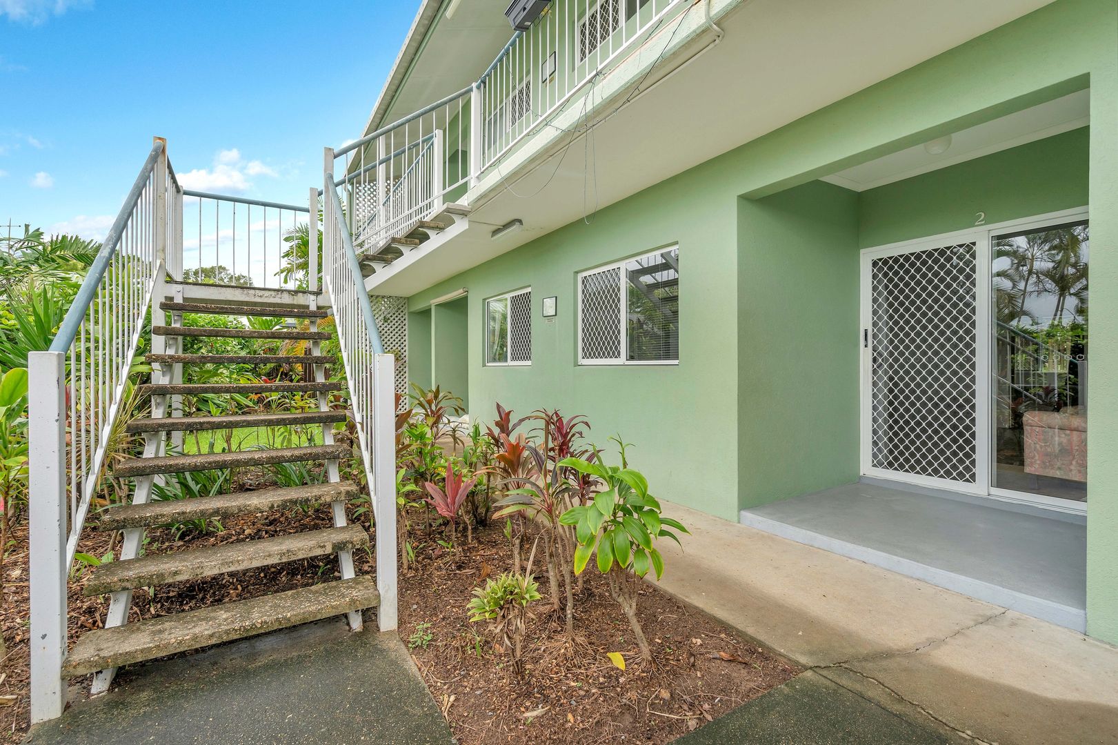 2/346-348 McCoombe Street, Mooroobool QLD 4870, Image 1