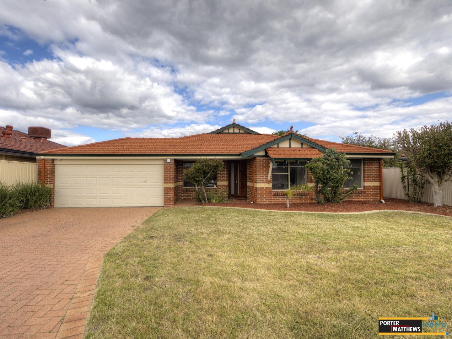 4 bedrooms House in 17 Limonite Court FORRESTFIELD WA, 6058