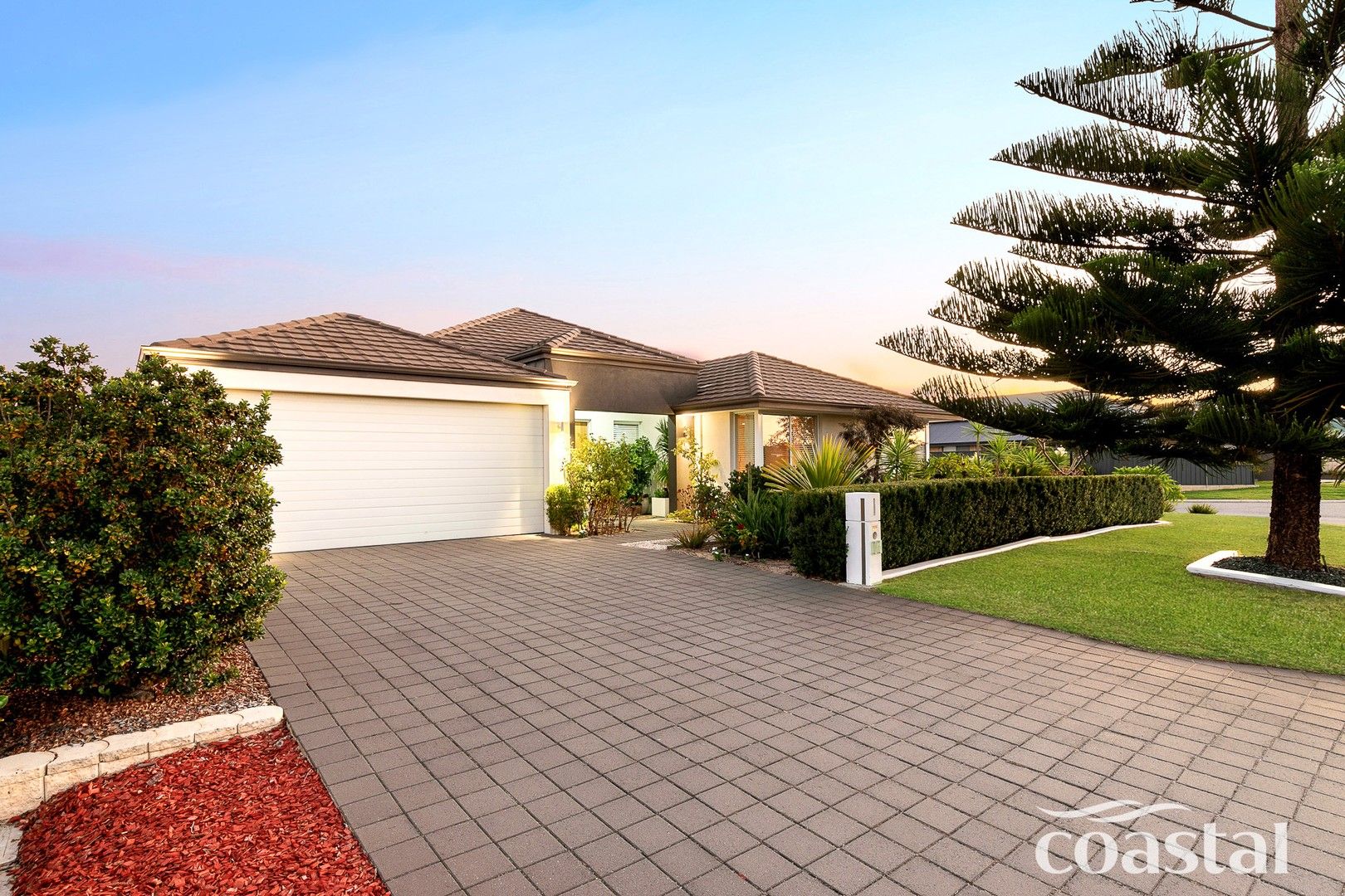 4 bedrooms House in 96 Bancoura Pkwy SECRET HARBOUR WA, 6173