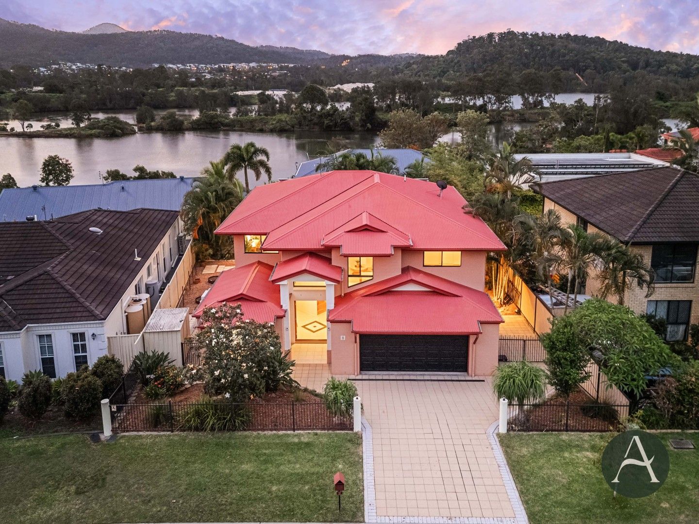 5 bedrooms House in 8 Paddy Place OXENFORD QLD, 4210