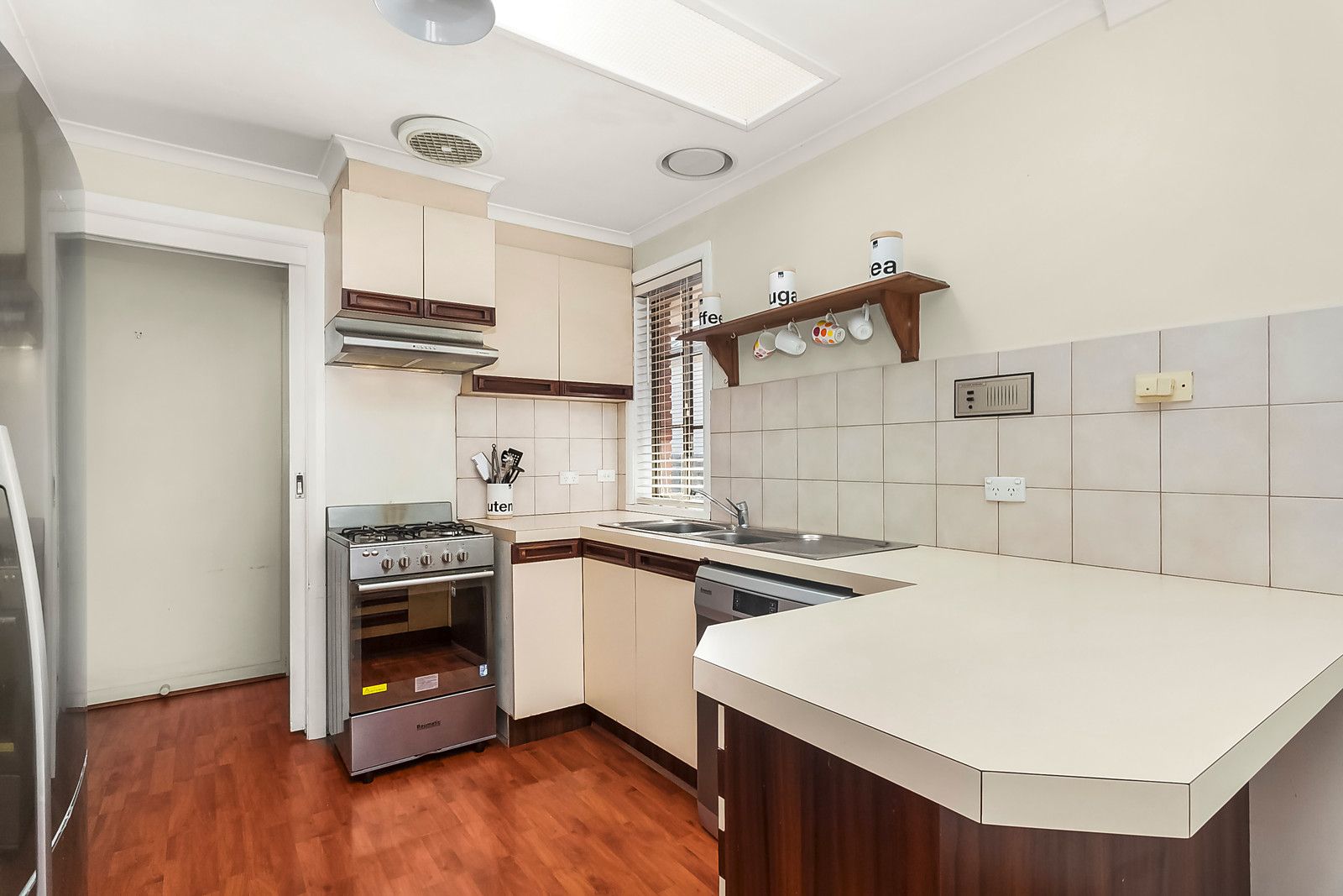 4/6 Tweedside Street, Essendon VIC 3040, Image 2