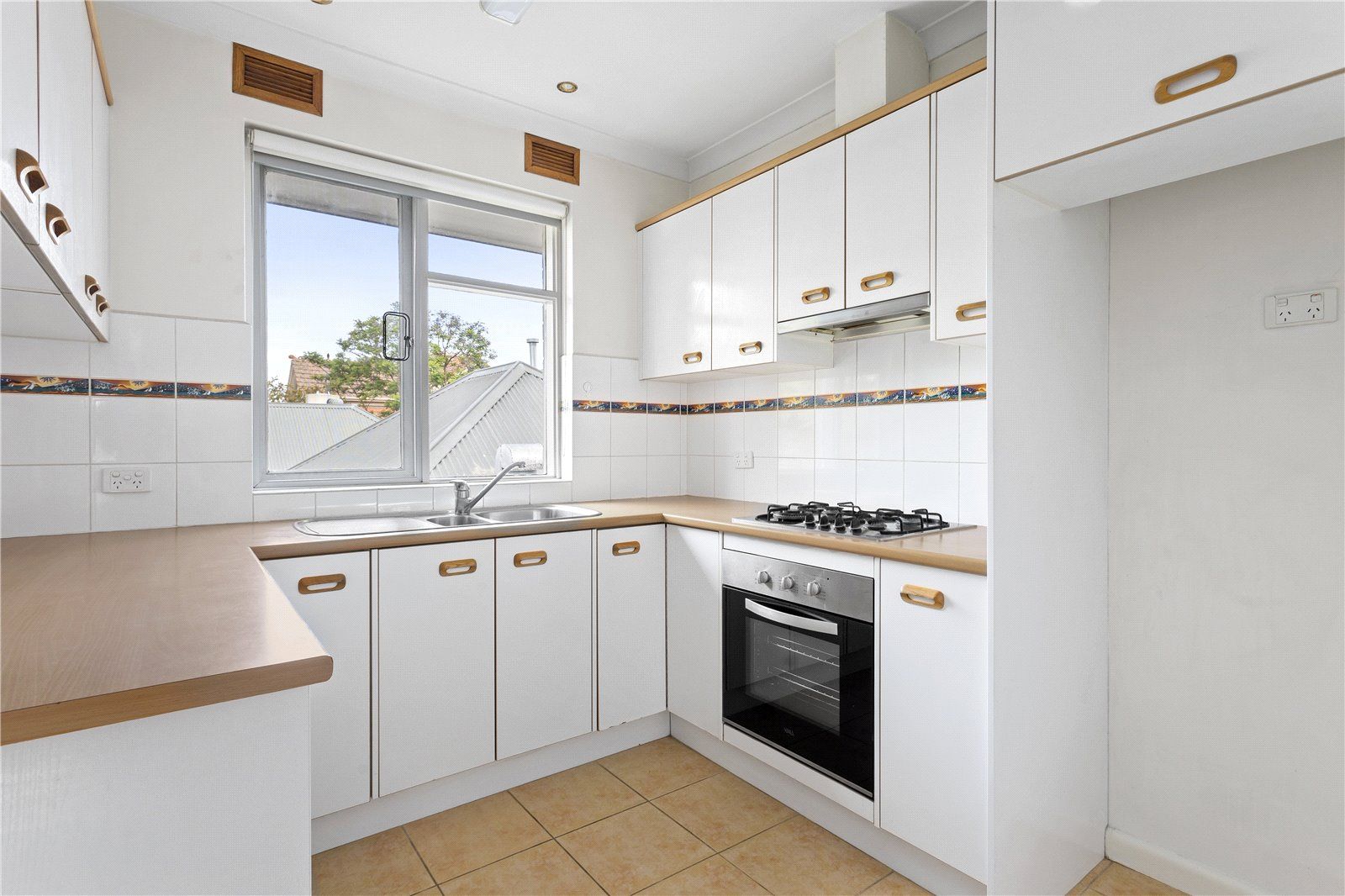 2 bedrooms Apartment / Unit / Flat in 8/1 Wanda Road CAULFIELD NORTH VIC, 3161