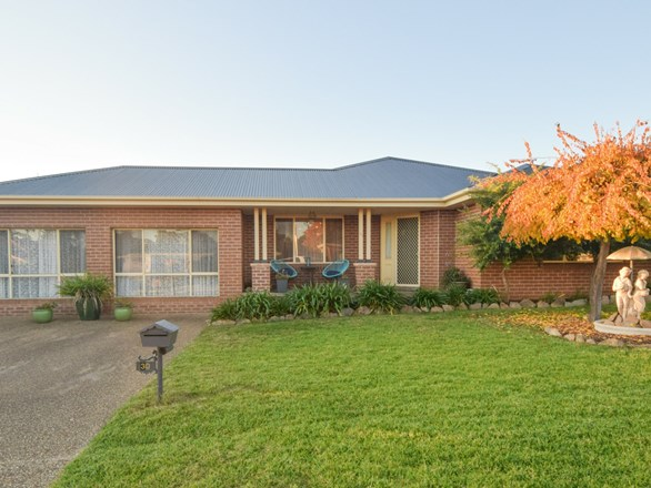 30 Pineview Circuit, Young NSW 2594