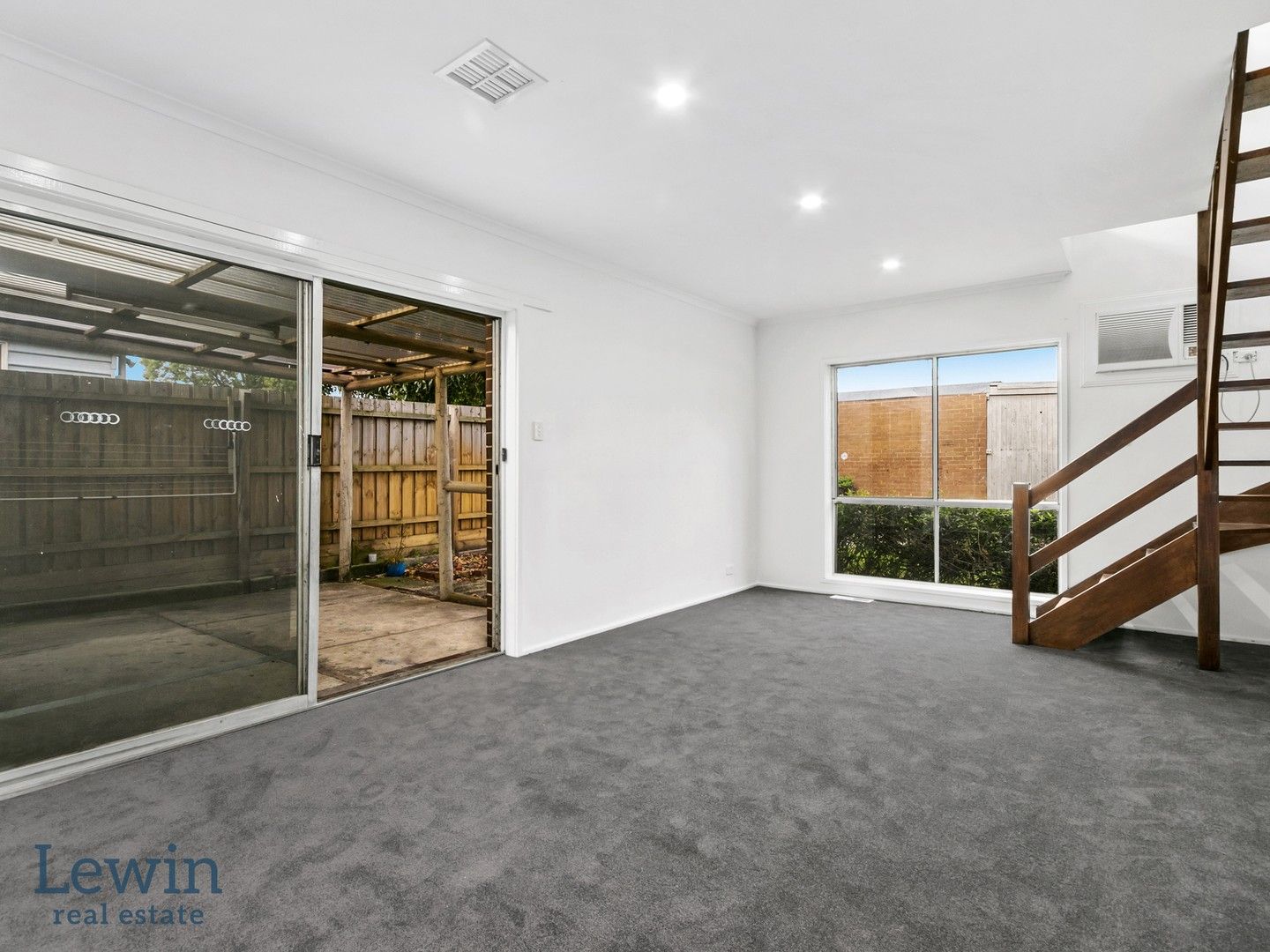 4 bedrooms House in 16 Peters Drive CHELTENHAM VIC, 3192