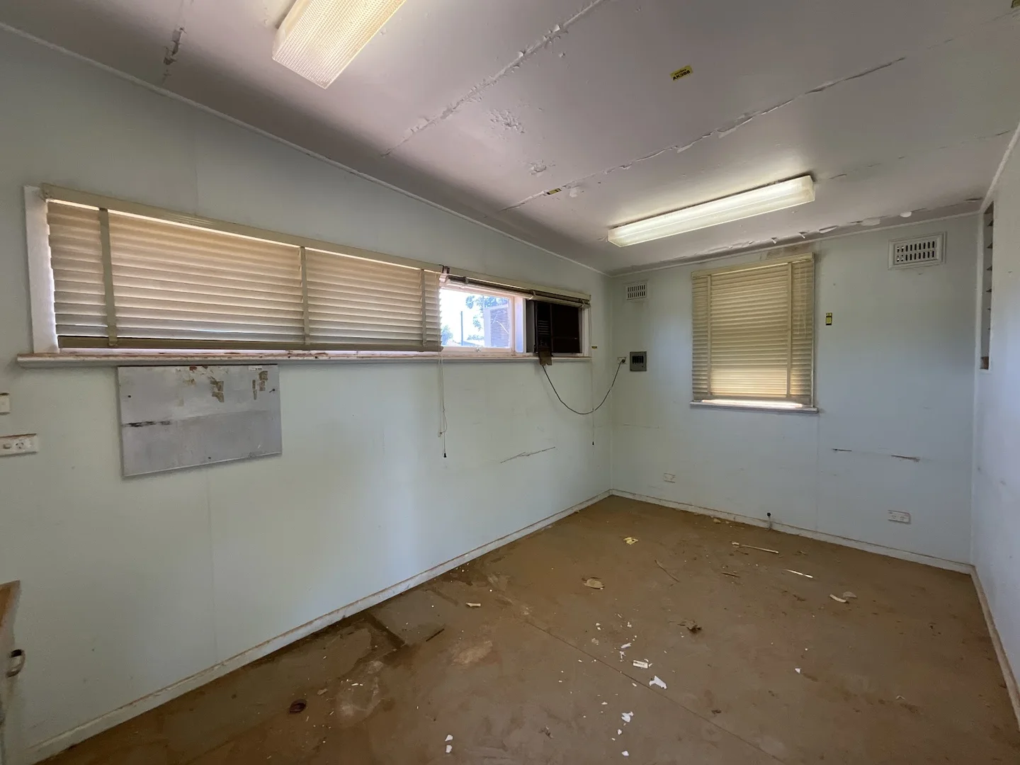 Additional image 25 of 48 - 50 Molesworth Street, Hillston NSW 2675
