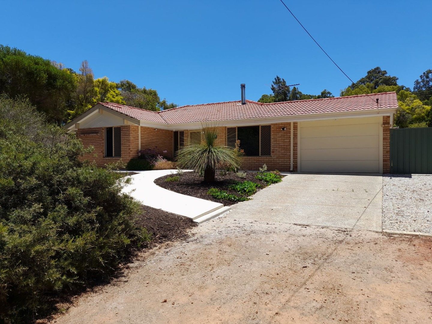 4 bedrooms House in 11 Rootes Road LESMURDIE WA, 6076
