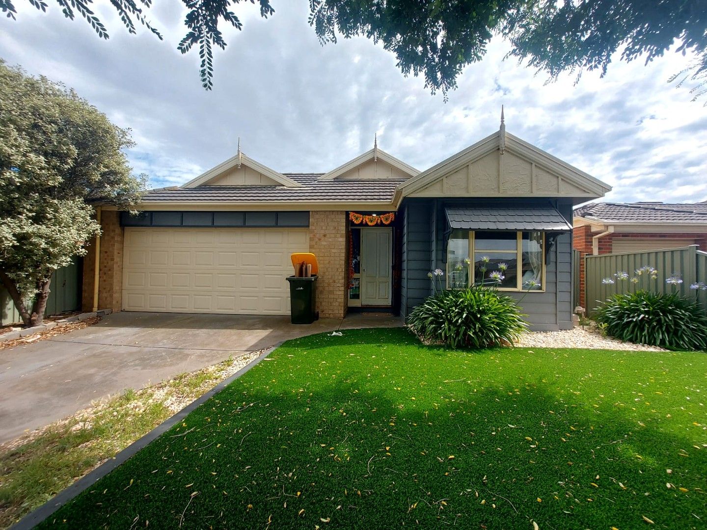 3 bedrooms House in 10 SLADEN STREET WYNDHAM VALE VIC, 3024