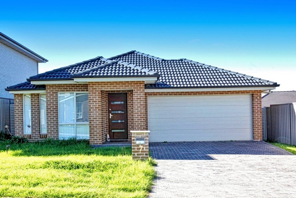 3 bedrooms House in 7 Wauchope Road CARNES HILL NSW, 2171