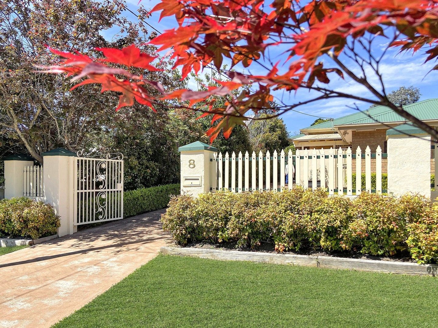 4 bedrooms House in 8 Lyle Street WENTWORTH FALLS NSW, 2782