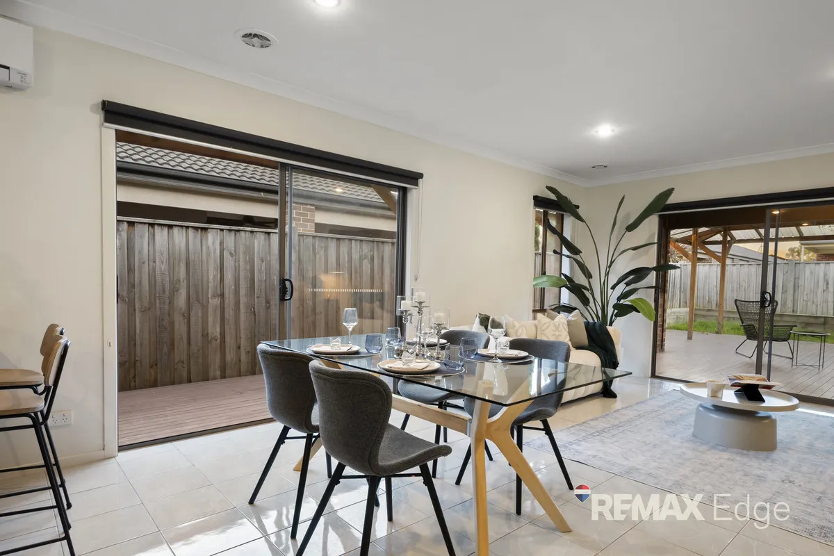 Stylish Family Living with Exceptional Indoor-Outdoor Appeal - Widok 6