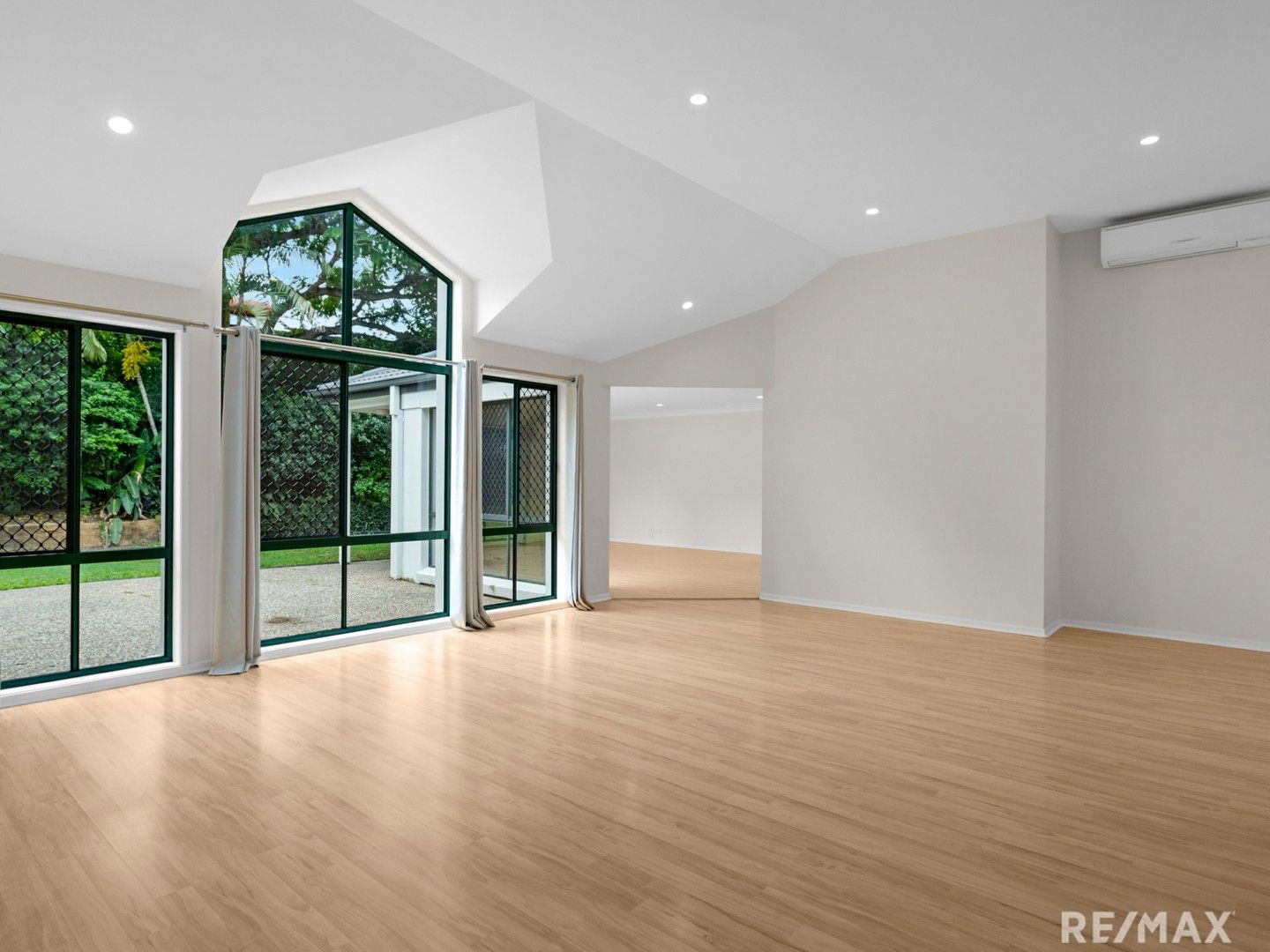 4 bedrooms House in 4 Shepton Crescent MUDGEERABA QLD, 4213
