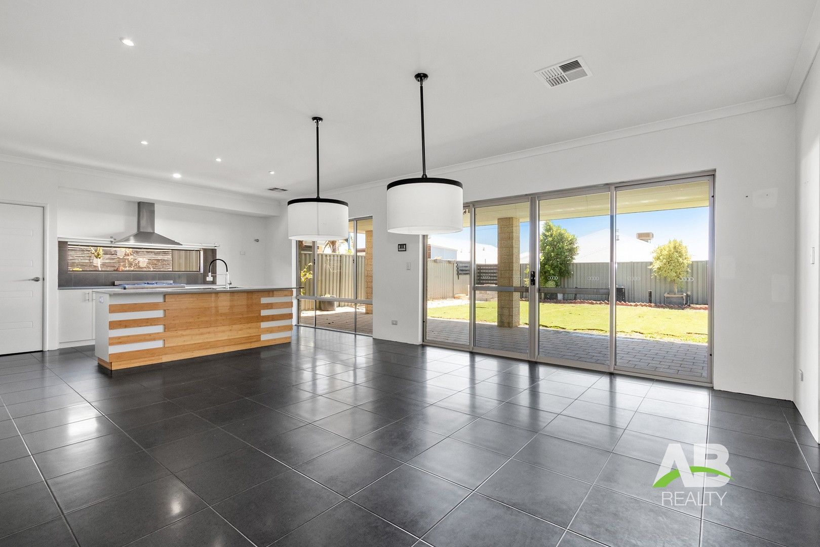 4 bedrooms House in 34 Chesham Rise ALKIMOS WA, 6038