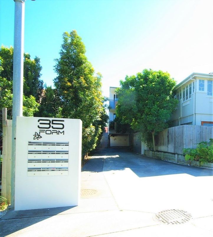 2 bedrooms Apartment / Unit / Flat in 9/35 Crown Street HOLLAND PARK WEST QLD, 4121