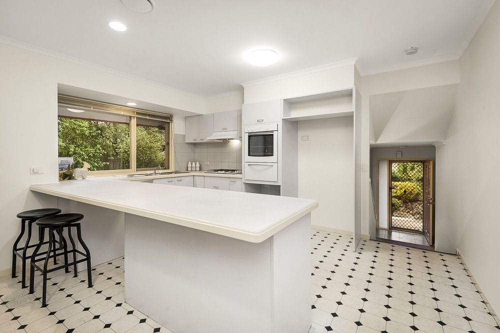 9 Tom Roberts Crescent, Yallambie VIC 3085, Image 2