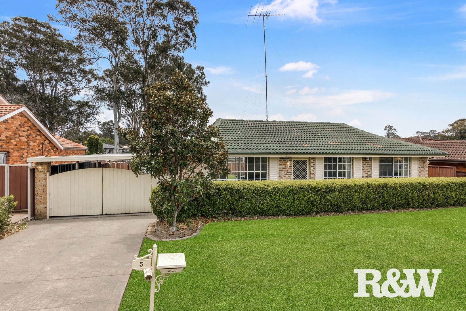 5 bedrooms House in 5 Kestrel Crescent ERSKINE PARK NSW, 2759