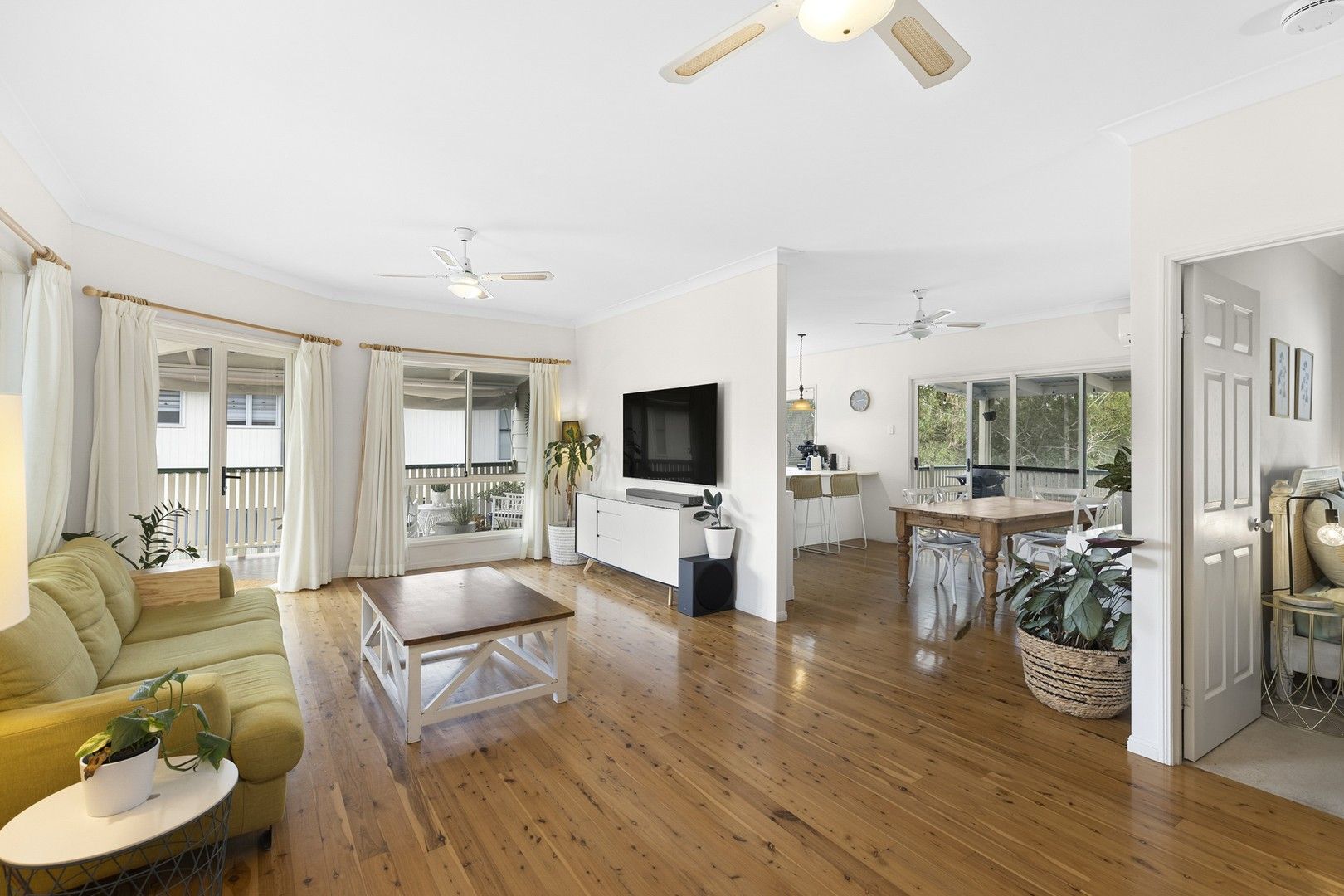 6 bedrooms House in 8 Oaklands Place UPPER KEDRON QLD, 4055