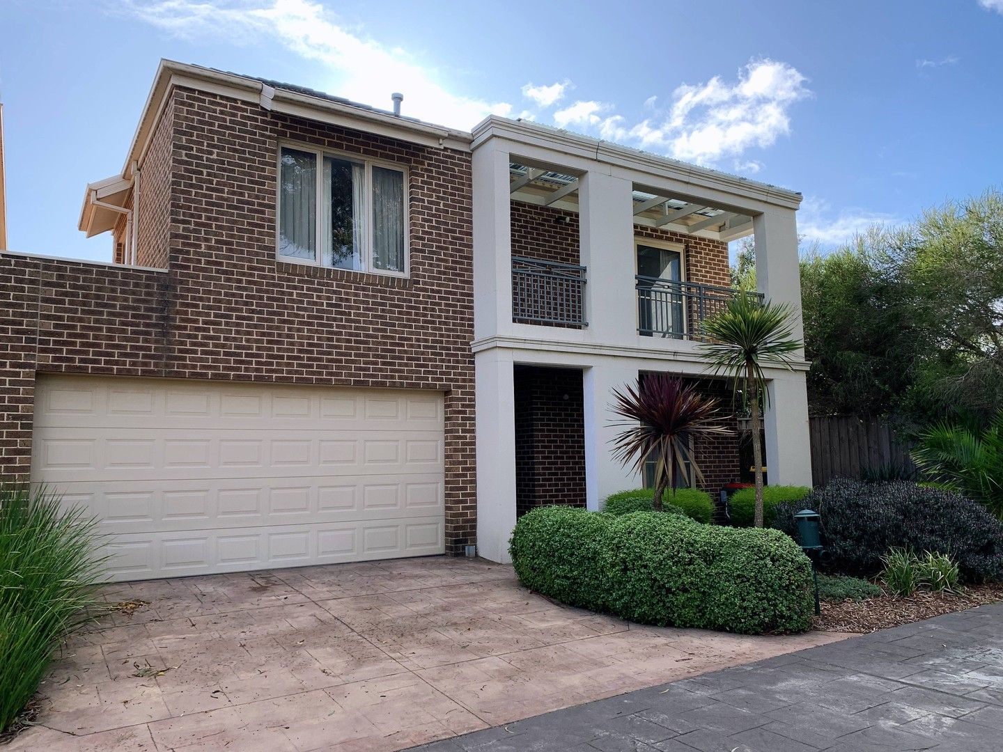 4 bedrooms House in 11 Woodlands Grove MITCHAM VIC, 3132