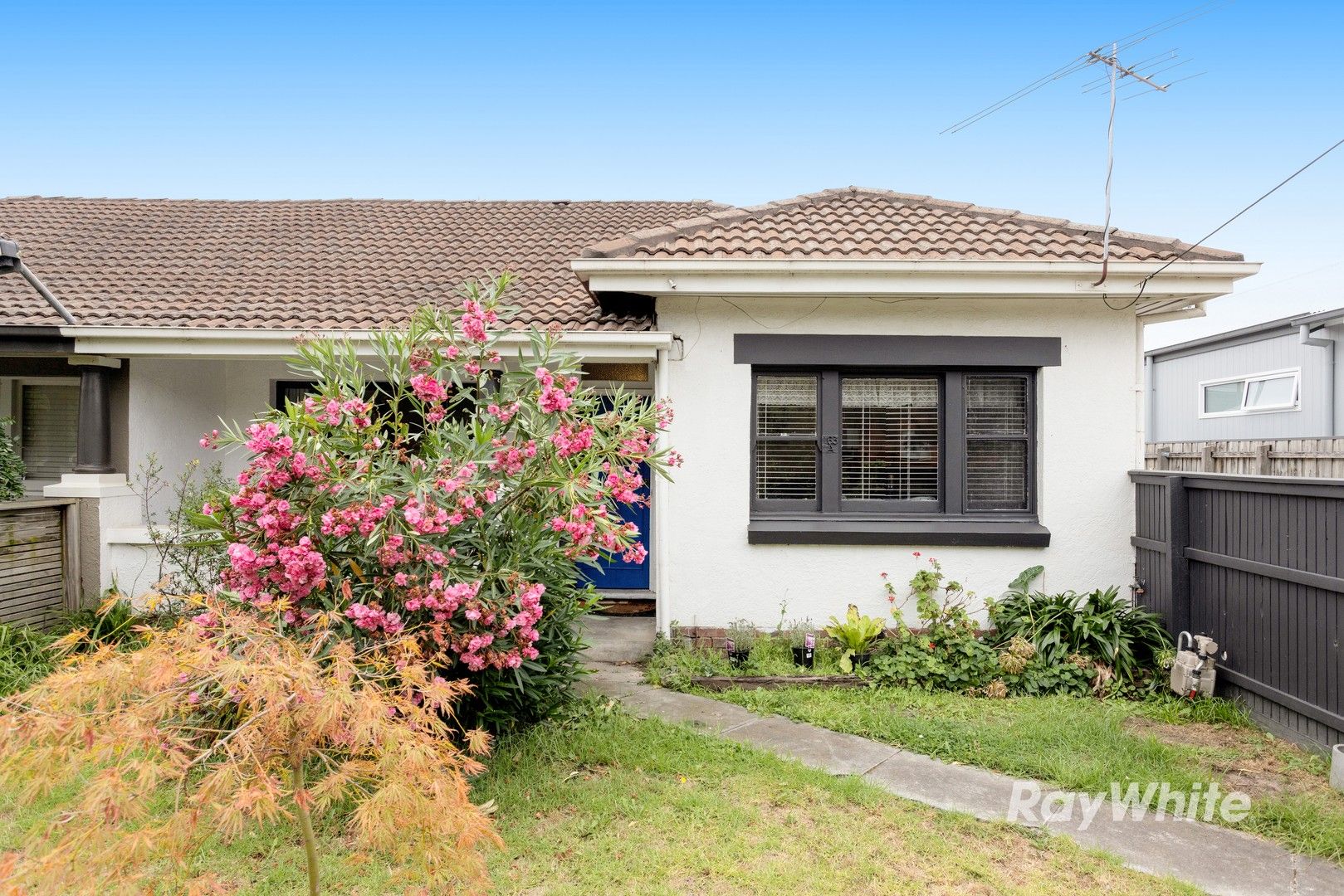 2 bedrooms Apartment / Unit / Flat in 1/163a Oakleigh Road CARNEGIE VIC, 3163