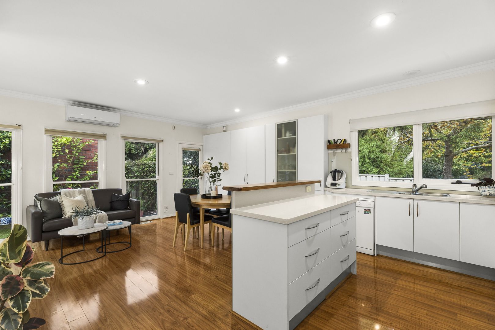 2/4 Hopetoun Avenue, Canterbury VIC 3126 Apartment For Rent 1,000