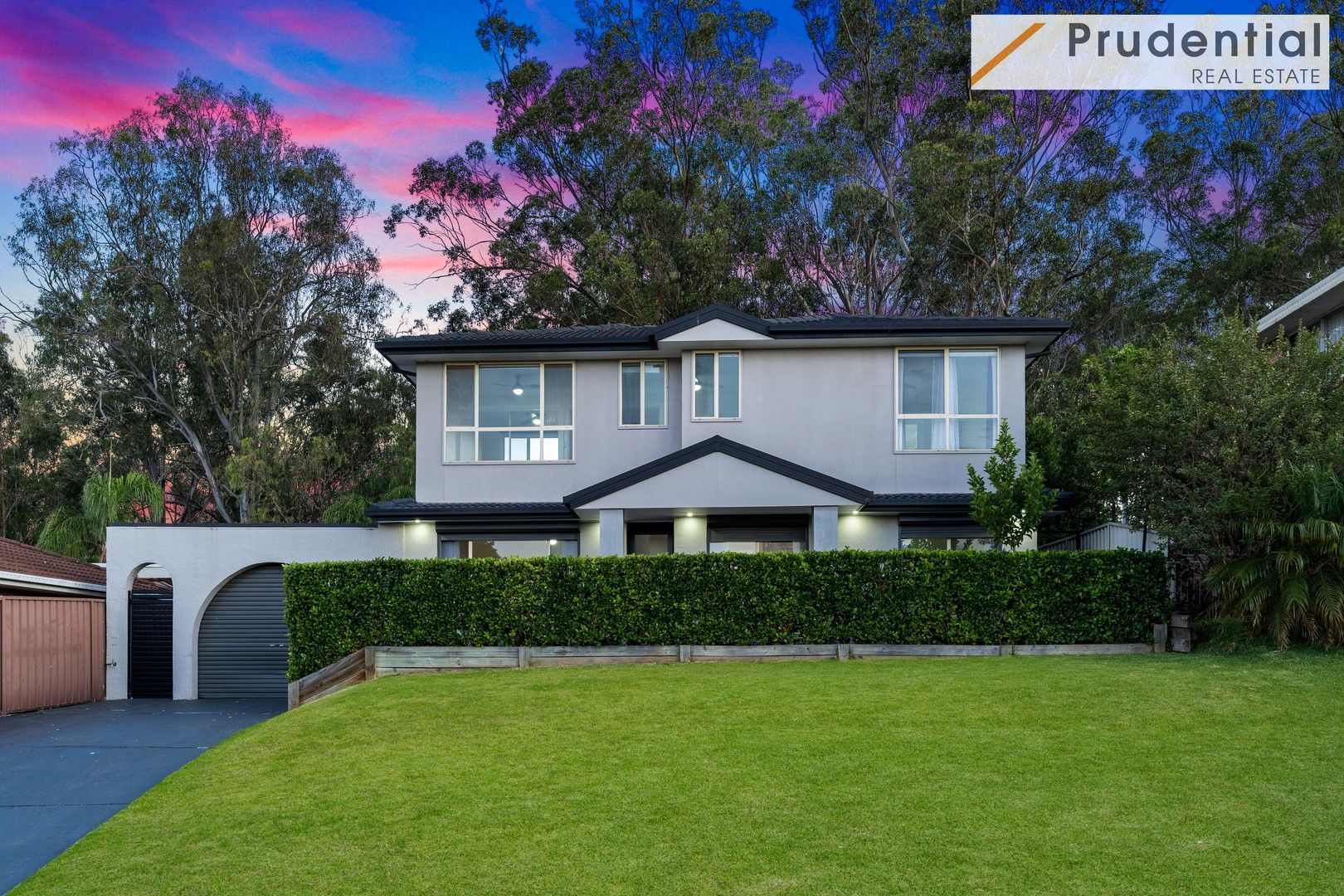 5 bedrooms House in 100 Donalbain Circuit ROSEMEADOW NSW, 2560