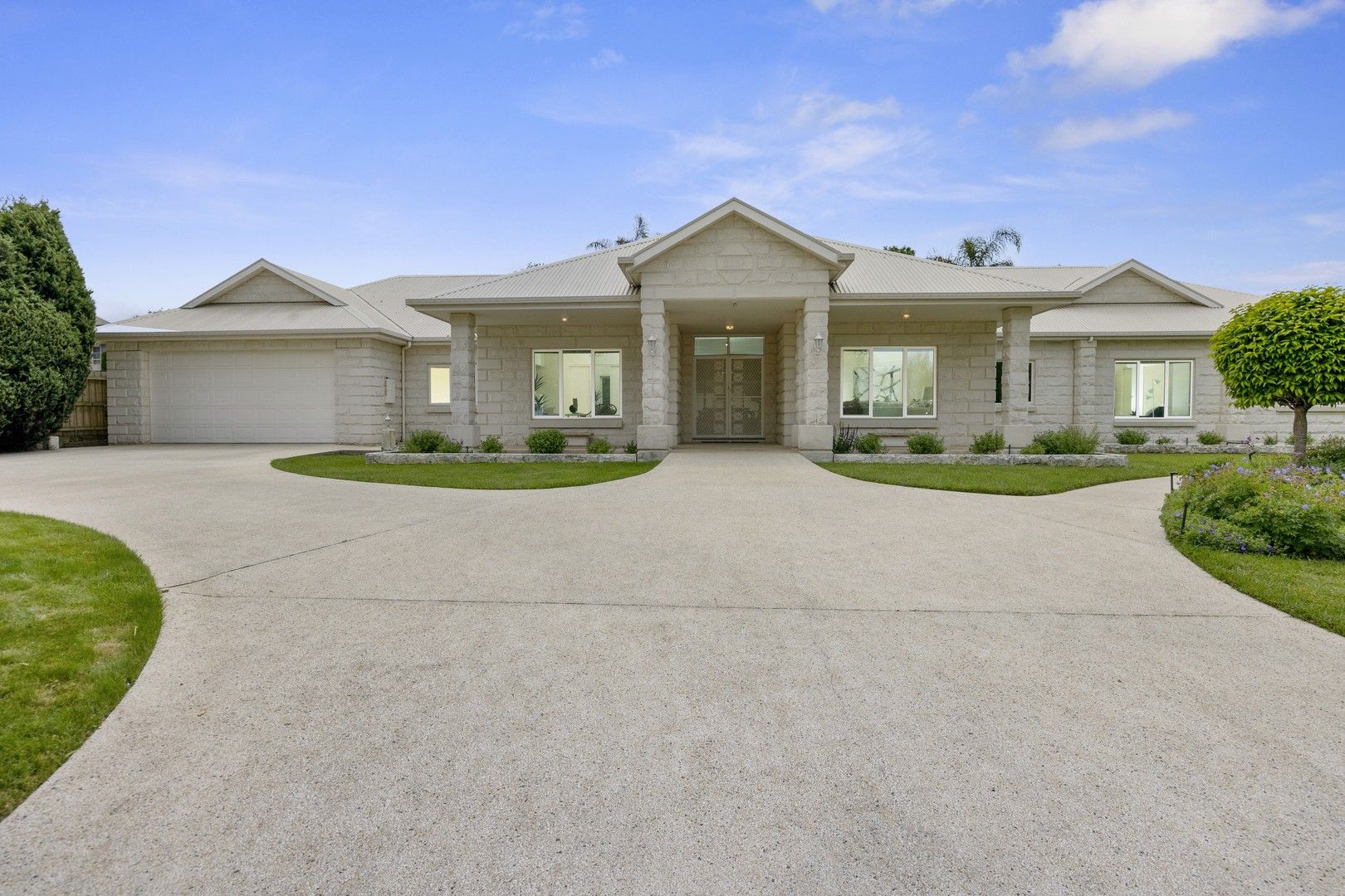 5 bedrooms House in 11 The Esplanade INVERLOCH VIC, 3996