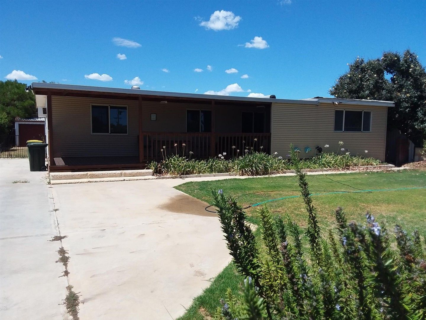 4 bedrooms House in 4 Bonham Street LEEMAN WA, 6514