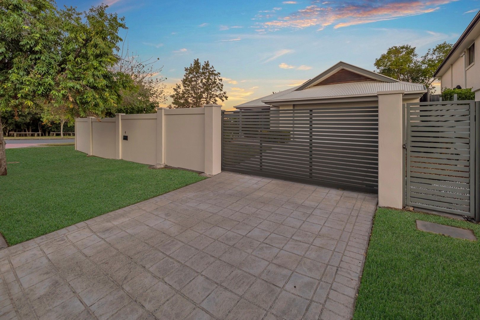 5 bedrooms House in 4 Colthouse Place SINNAMON PARK QLD, 4073