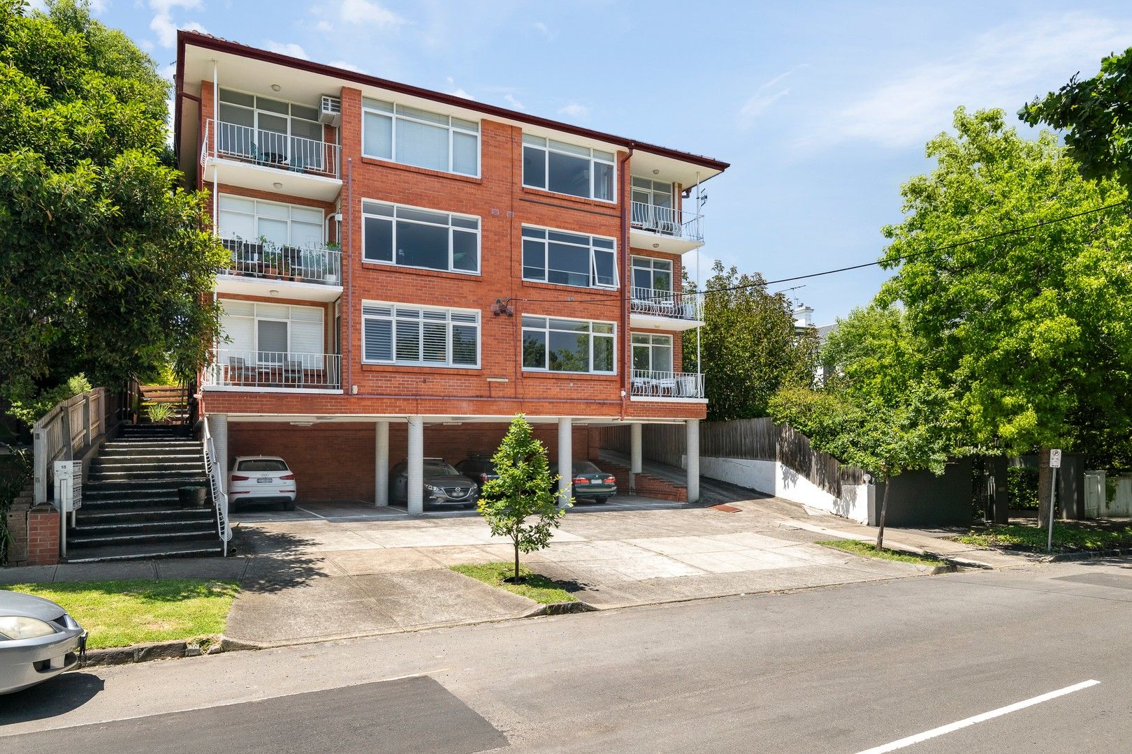 2 bedrooms Apartment / Unit / Flat in 2/18 Grandview Grove PRAHRAN VIC, 3181