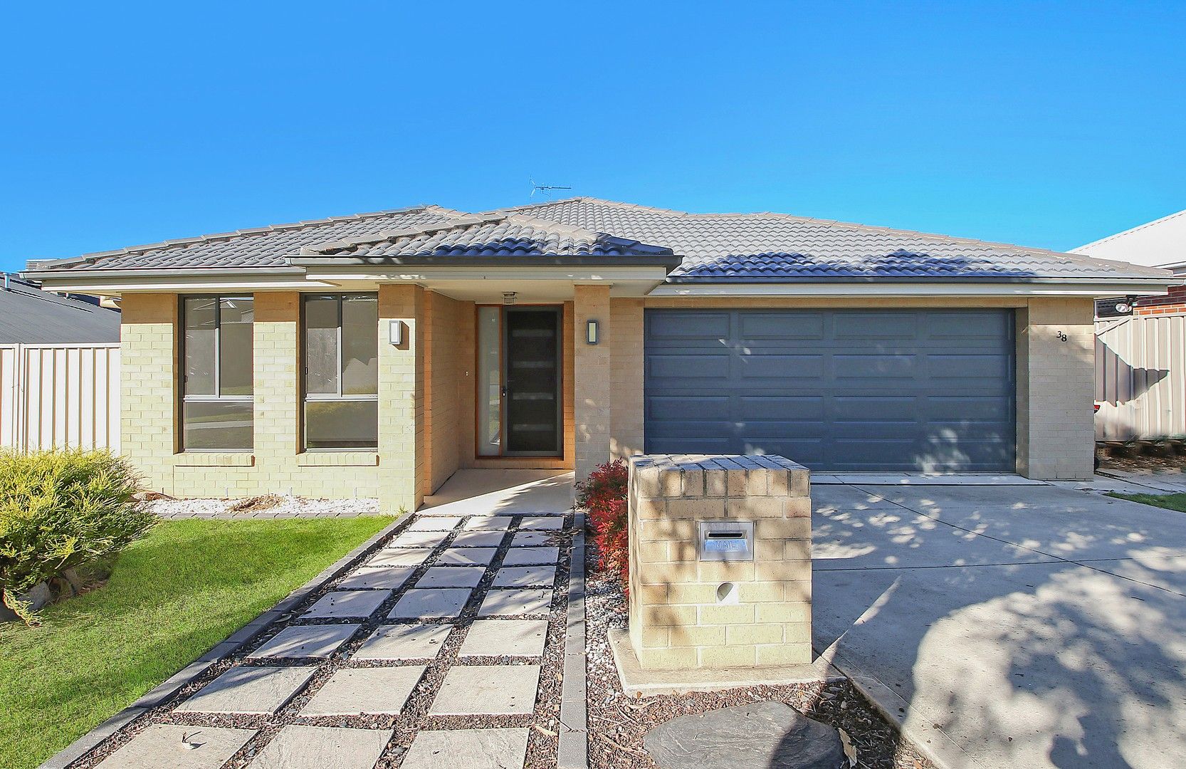 4 bedrooms House in 38 Lawson Circuit LAVINGTON NSW, 2641