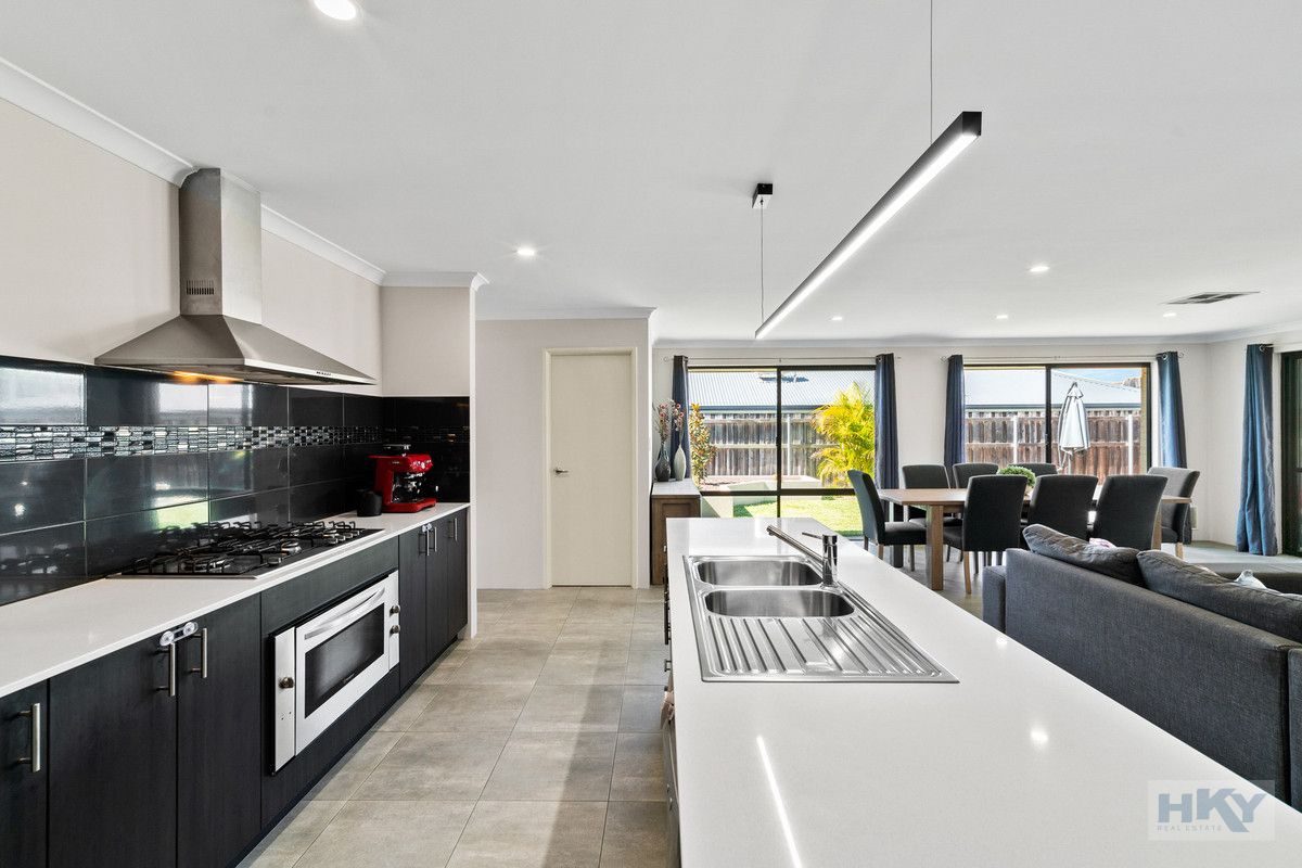 4 bedrooms House in 5 Karridale Vista ELLENBROOK WA, 6069