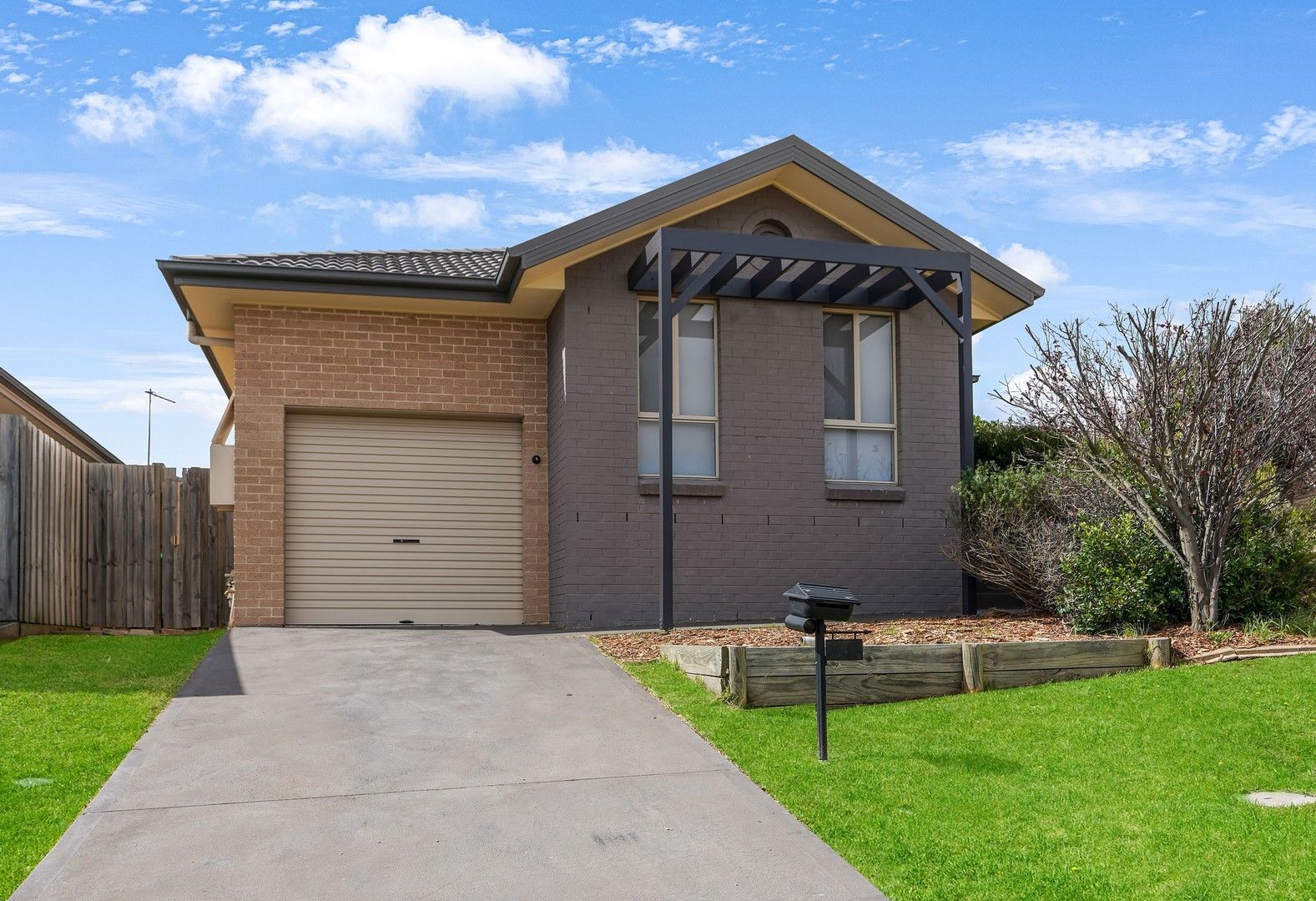 3 bedrooms House in 9 Stombuco Place GOULBURN NSW, 2580